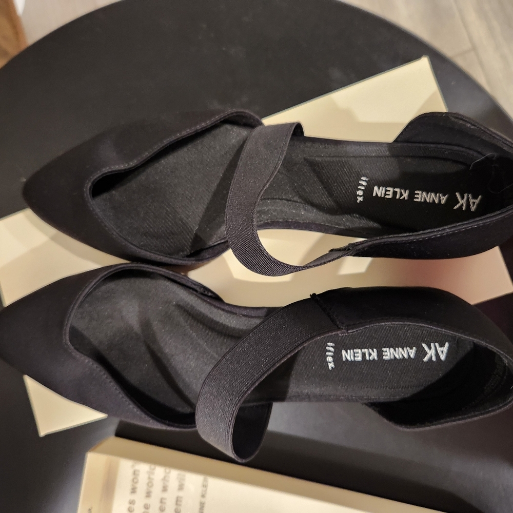 Anne Klein Women's Elegant Black Flats, Size 9 NARROW